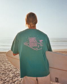 Sundown Retro Surf Tee - Surf Locos Surf Brands Clothing, Oversized Cotton Vsco Tops, Green Casual T-shirt For Surfing, Blue Relaxed Fit Vsco Tops, Surf T Shirt Design, Surf Outfit Women, Clothing Photoshoot, Surf Clothes, Surf T Shirts