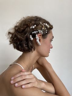 Pearls done right, simple and chic. The Pearl Forest Petite Comb is the perfect combination of modern and fem. Made in NYC 14 K Gold Plate Rhodium Plate Pearl Comb, Crystal Comb, Black Tie Optional, Glam Boho, Halo Headband, Headband Jewelry, Cocktail Jewelry, Diane Kruger, Everyday Basics