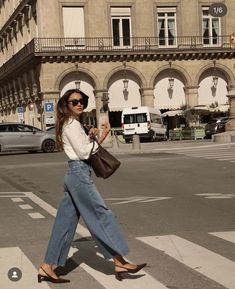 Parisian Style Spring, Brunch Outfits Fall, Casual Brunch Outfit, Parisian Outfits, European Casual, White Shirt Outfits, French Street Fashion, California Outfits, Street Style Parisian