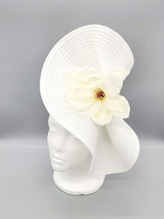 A gorgeous white fascinator with a white magnolia accent. Attached to a thin headband for ease of use.  This stunning handmade hat would be perfect for horse races, weddings, church, christening, tea parties, cocktail parties, birthdays, bridal showers, engagement parties, bachelorette parties, baby showers, Mother's Day or just because you're ready to slay. If you're interested in having Rose + Ivy design a custom hat for your occasion, please send us a message and include your desired color or White Derby Hat, White Fascinator, Wedding Tea Party, Horse Races, Derby Hats Fascinators, Bridal Fascinator, Luxury Hats, Hat Fascinator, Horse Race