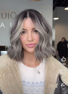 Silver is beautiful, no matter if those cliche glossy hair dye ads try to tell us the opposite. Permanent Waves Hair, Hair Style Natural, Ash Grey Hair, Permanent Waves, Grey Ombre Hair, Gray Balayage, Grey Blonde Hair, Hair Challenge, Butterfly Haircut