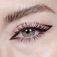 Mat Makeup, Eyeliner Trends, Eyeliner Cat, Ombre Nail Design, Teknik Makeup, Tutorial Eyeliner, Eyeliner Color, Cat Eye Makeup