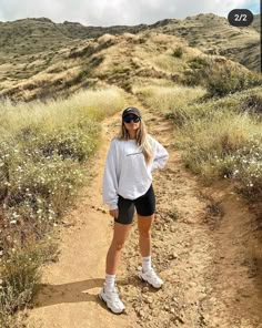 Wander Outfits, Hike Outfit Summer, Hiking Aesthetic Outfit, Josi Pellicano, Spring Hiking Outfits, Outdoorsy Outfits, Wander Outfit, Trekking Outfit Women, Trekking Outfit