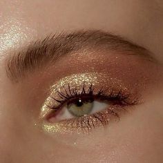 Kristina Webb, Make Up Designs, Make Up Gold, Maquillage On Fleek, Fotografi Vintage, Smink Inspiration, Makijaż Smokey Eye, Gold Makeup, Makeup Eye Looks