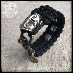 Crusader bead in white brass or copper. Three steel cube crusader beads and handmade kruger original brass adjustable shackle. Cord colors are black on black. Other colors on request. Crusader Helmet, Knight Shield, Crusader Knight, Paracord Beads, Handmade Wooden Boxes, Luxury Bracelet, Skull Bracelet, Black On Black, Mens Beaded Bracelets