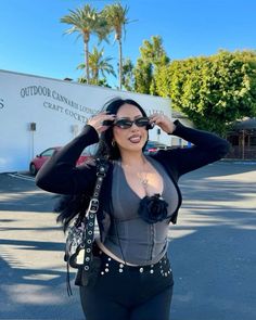 Instagram- aimebbyyy Edgy Fits, Beauty Closet, Girly Vibes, Midsize Outfits, Gym Inspo, Goth Women, Magic School, Dresses Dresses, Daily Style