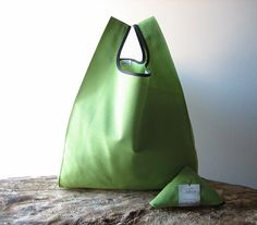 Unisex tote bag handmade in cotton green color by AtelierSettembre Green Recyclable Bags For Gifts, Green Reusable Bags For Gift, Waxed Canvas Lunch Bag, Black Lunch Bag, Lunch Bag For Men, Polka Dot Tote Bag, Minimal Bags, Mens Lunch Bag, Minimalist Tote Bag