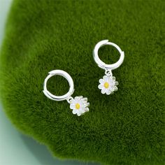 New Cute Daisy Flower Pendant Hoop Earrings For Women 2023 Trending Korean Sweet Circle Earrings Alloy Earrings, Wedding Party Jewelry, Hanging Earrings, Trendy Earrings, Flower Earrings Studs, Small Earrings, Flower Studs, Party Jewelry, Silver Drop Earrings