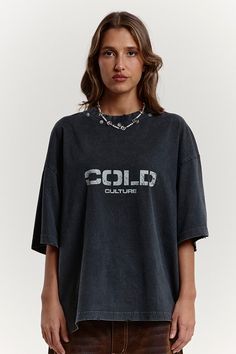 Boxy fit tee. Distressed effect. Rivets on neck and bottom. 100% cotton. 220 g/m² Grey color. Logo and graphics screen printed on the front and back. Cold Culture label included. Male (181cm, 5'11"): L - Female (170cm, 5'7"): M - National Shipping 24-48H (Spain / Portugal) - CORREOS EXPRESS - European Shipping 48-72H - FEDEX - International Shipping 5-7 working days - FEDEX Faded Graphic Tee With Screen Print, Oversized Washed Black T-shirt With Screen Print, Faded T-shirt With Text Print In Relaxed Fit, Relaxed Fit Faded T-shirt With Text Print, Faded T-shirt With Text Print And Relaxed Fit, Acid Wash Crew Neck T-shirt With Text Print, Faded Graphic Tee With Text Print, Edgy Short Sleeve Gray T-shirt, Edgy Gray Short Sleeve T-shirt