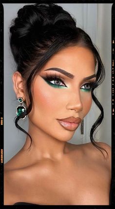 Inspiration Emerald Eye Makeup, Makeup Rosa, Green Dress Makeup, Prom Eyes, Maquillage Yeux Cut Crease, Christmas Eye Makeup, Prom Makeup Looks, Smokey Eye Makeup Tutorial