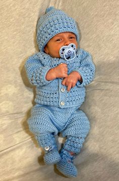 Crochet Newborn Boy, Crochet Pattern Dress, Knot Stitch, Crochet Patterns Baby Boy, French Knot Stitch, Newborn Baby Boy Outfit, Baby Boy Baptism, Pull Bebe, Crochet Baby Boy