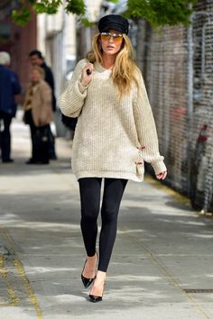 Blake Lively - Blake Lively Poses for a NYC Photo Shoot Blake Lively Outfits, Flannel Outfits Summer, Date Outfit Fall, Teen Winter Outfits, Leggings Outfit Winter, Sweater Leggings, Cute Christmas Outfits, Leggings Outfit, Style Inspiration Winter