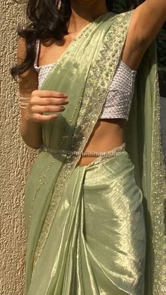 Green Sari, Fest Outfits, Fancy Sarees Party Wear, Traditional Indian Dress, Casual Indian Fashion, Simple Sarees, Desi Fashion Casual, Indian Fashion Saree, Saree Designs Party Wear