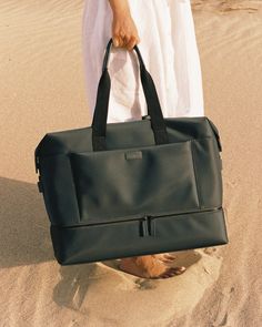 Made from water-resistant nylon twill with vegan leather details, the Metro Weekender in Carbon Black effortlessly takes you from city streets to undulating sand dunes. @byorianasenia
#Monos #JourneyOn #MonosTravel #MetroCollection #MetroWeekender #CarbonBlack #WeekendGetaway #Travel #TravelCompanion #TravelLover #Bags #PackYourBags #Design #IntentionalDesign