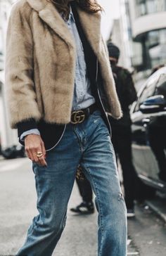 Rainy Day Outfit For Work, Jeans Trend, Short Faux Fur Jacket, Blazer Jeans, Street Style Winter, Fashion Weeks, Blazer With Jeans, Fashion Week Street Style, Edgy Outfits