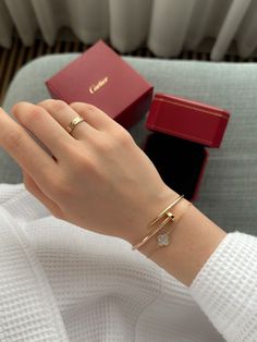 Van Cleef Bracelet Stack, Van Cleef Stack, White Van Cleef, Van Cleef Aesthetic, Van Cleef And Arpels Bracelet, Jewelry Rings Aesthetic, Cleef And Arpels Jewelry, Women Bracelets Gold, Bracelets Gold Simple For Women