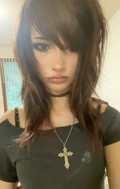 Emo With Brown Hair, Wolfcut Hair Bangs, Black Blonde And Brown Hair, Emo Bangs Hairstyles, Long Braids With Bangs, Side Part With Fringe, 2000s Goth Hair, Goth Hairstyles Women, Emo With Blonde Hair