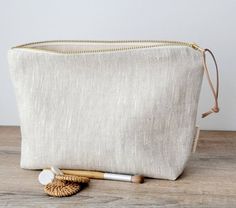 Hello!         Are you looking for a very unique handmade gift for women? ( or for yourself ! )  If yes, this is THE ONE !         This feminine linen pouch  is made in a beautiful  natural linen / cotton canva.  It will become her favorite makeup bag to carry her little needs ; cosmetics, makeup, lip balm, beauty products, skin care products, personnal stuff and more. It could be used as a travel pouch too. The neutral solid pattern is loved from every taste -Earthy and Casual Style-  it fits e Beige Makeup, Tampax Pearl, Linen Pouch, Toiletry Bag Women, Canvas Bag Design, Large Makeup Bag, Pouch Makeup, Favorite Makeup, Women Cosmetics