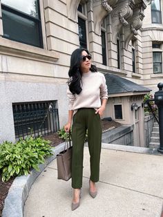 Fall Business Casual Edgy, Fall Transition Business Casual, Business Casual Nyc Fall, Business Professional Outfits For Short Women, Polished Work Outfit, Green Outfit Formal, Green Business Casual Outfits, Earth Tone Business Casual, Busniss Casual Women