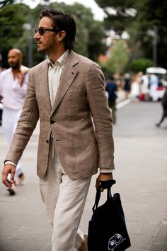 Best street style: Pitti Uomo SS19 | British GQ | British GQ Most Stylish Men, Best Dressed Man, Mens Fashion Smart, Hipster Mens Fashion, Best Street Style, Men Street, Mens Winter Fashion, Gentleman Style