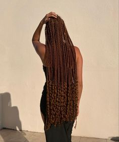 Brown Knotless With Curls, Honey Brown Braids With Curls, Brown Knotless Braids With Curls, Brown And Blonde Peekaboo Braids, Brown Long Braids, Brown Peekaboo Braids, Brown Braids With Curls, Peekaboo Braids With Curls, Honey Brown Braids