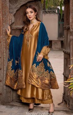 Velvet Shawl, Pakistani Fashion Party Wear, Pakistani Fancy Dresses, Hippy Chic, Salwar Kamiz, Boutique Dress Designs, Fancy Dress Design