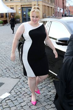 Rebel Wilson looks freaking GORGEOUS. Those heels! <3 Curvy Shorts, Celebrity Style Red Carpet, Girl Celebrities, Casual Fall Outfits, Look Plus, Ladies Tops Fashion, Short Girls