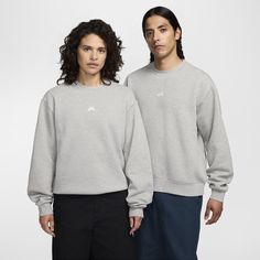 Elevate your essentials with this soft, brushed fleece crew. The roomy fit gives you space to move and layer, and the Nike SB logo on the chest gives it a clean finish. Sb Logo, Nike Skateboarding, Heather White, Fleece Sweater, Fleece Pants, Crew Neck Shirt, Knitted Tshirt, Outdoor Shoes, Pant Shirt