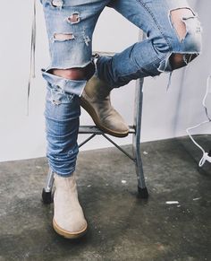 ripped-jeans-and-chelsea-boots Runway Fashion Looks, Black Outfits, Ripped Jeans, Chelsea Boots, Fall Fashion, Denim Jeans, Runway Fashion, Ankle Boot