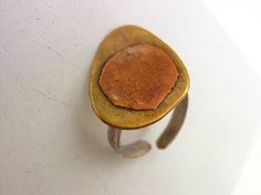 SAMPLE ARTICLE, TO MAKE  ON REQUEST. Copper molten on brass and silver ring. Handmade from recycled silver and copper. Signed: Ló. Ring Elegant, Organic Rings, Ring Minimalist, Minimalist Ring, Recycled Silver, Boho Ring, Copper Pendants, Brass Pendant, Minimalist Rings