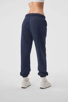 The search for the perfect lounge-to-street look is over. Our iconic sweats have classic details, like an elastic waistband and cuffs, plus a relaxed fit that reads laid-back but not slouchy (since this is a unisex style, we recommend sizing down to achieve this look). The French terry feels smooth on the outside and fleecy on the inside. And may we suggest a matching Accolade Hoodie or Crew Neck? Find your fit and see all the ways to style it. EXPLORE ACCOLADE. Street Look, Alo Yoga, Unisex Style, The Search, Unisex Fashion, French Terry, Sweatpants, Lounge, Relaxed Fit