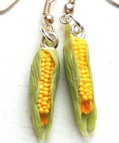 These earrings feature a pair of handmade corn charms made from polymer clay. Each measures about 2.5 cm in length and is attached to a silver tone, nickel free dangle earrings. Silly Earrings, Crazy Earrings, Food Rings, Tea Ring, Homemade Earrings, Weird Jewelry, Miniature Food Jewelry, Fake Jewelry, Food Earrings