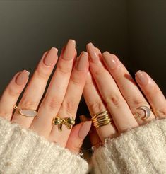 Stacked Rings Aesthetic, Ring Stack Aesthetic, Trendy Summer Jewelry, Stylish Rings For Women, Ring Stacking Ideas, Hand Ideas, Stylish Jewelry Accessories, Stone Ring Design