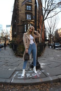 White Booties Outfit, White Boots Outfit, Outfit Botas, Elegante Casual, Paris Outfits, White Boots, Looks Chic, 가을 패션