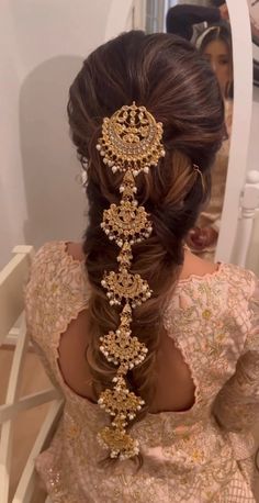 Hair Braid Accessories Indian, Bride Jewellery Pakistani, Braids Hairstyles On Lehenga, Hairstyles For Weddings Pakistani, Bridal Hair Aesthetic, Braid Jewelry Indian, Indian Messy Braid, Anand Karaj Hairstyles, Indian Wedding Makeup Bridal Looks Hair Styles Asian Bride