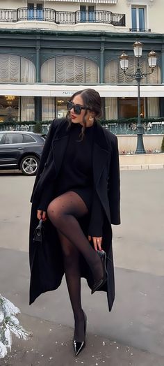 Fashion Date Night Outfits, Fancy Coat Outfit, Joanne Palmaro Style, New York Formal Outfits, Gorgeous Outfits Classy, New York Fancy Outfits, Elegant Dinner Outfit Winter, Italy Fall Fashion Street Styles, Paris Fashion Autumn