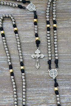 Crafted with high-quality materials:
- 10mm gunmetal Hail Mary beads
- Shiny gold Our Father beads made from a metal alloy
- High-grade paracord 275 rope, ensuring durability and longevity
- A beautifully detailed St. Benedict center devotional medal for extra protection Paracord Rosary, Wire Jewelry Rings, St Benedict, Our Father, Beaded Cross, Hail Mary, Rosary Catholic, Phone Strap, Catholic Gifts