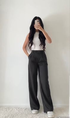 Chill Classy Outfits, Workleisure Outfits, Black Panty Hose Outfit, Trendy Business Casual Outfits For Women Work, Short People Fashion, College Business Casual Outfits, Chinese Casual Outfits, Professional Athleisure Outfits, Nerd Aesthetic Outfit