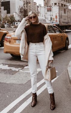 Mom Pants Outfit, White Mom Jeans Outfit, Cream Sweater Outfits, Mom Jeans Outfit Winter, Outfits Leggins, Minimalist Moda, White Pants Outfit, Jeans Outfit Winter