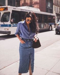 Rok Midi, Rok Outfit, Jean Skirt Outfits, Look Jean, Denim Skirt Outfits, Denim On Denim, Outfit Jeans, Outfit Trends, Jeans Rock