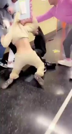 Savage Girl Fights (@girlfights_x) on X School Fightsssssss Black Vs White, Savage Girl, Extremely Funny, Random Photos, Get Shot