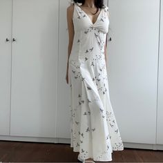 H&M Printed Tie Top Maxi Dress Sz 4. New Without Tags. H&m V-neck Spring Dresses, H&m V-neck Midi Dress For Summer, H&m V-neck Maxi Dress For Daywear, H&m White Maxi Dress For Daywear, Flowy H&m Maxi Dress For Brunch, Fitted Summer Maxi Dress For Daywear, H&m Flowy Maxi Dress For Daywear, H&m V-neck Maxi Dress For Brunch, H&m Flowy Daywear Dresses