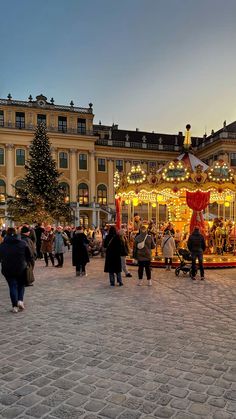 Schoenbrunn Palace, Christmas Market, Vienna. #christmasmarket #schoenbrunnpalace #vienna #austria #travel #placestotravel #city #places #placetovisit #christmas #innercity #streetphotography #citylife #wallpapercelular #wallpaper #architecture Christmas Market Austria, Christmas Markets Vienna, Vienna Winter Aesthetic, Vienna Austria Christmas, Schoenbrunn Palace, Vienna Market, Winter Vienna