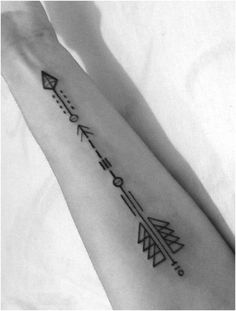 arrow-tattoos-49 tatuajes | Spanish tatuajes |tatuajes para mujeres | tatuajes… Cute Arrow Tattoos, An Arrow Tattoo, Mens Arrow Tattoo, Tattoos On Arm, Meaning Of Arrow Tattoo, Geometric Arrow Tattoo, Cute Arrow, Arrow Tattoo Design, Tato Henna