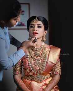 @harinifinejewellery is known for its extraordinary Diamond, Kundan, Gold and Polki jewellery. From contemporary to classic to timeless… Womens Hair Styles, South Indian Wedding Saree, South Indian Bridal Jewellery, Indian Bridal Sarees, Wedding Saree Blouse, Womens Hair, Wedding Saree Collection, Wedding Blouse Designs