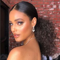 Studio 54 Ponytail Pretty Ponytails, Cute Ponytail Hairstyles, Glamour Hair, Middle Part Hairstyles, Ponytail Updo, Bubble Ponytail, Second Day Hairstyles, Cute Ponytails, Old Hairstyles