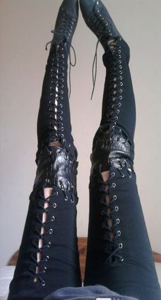 For Burning Man you don't need to put in eyelets. Just cut your leggings to fit and poke holes. Lace em up. Done. Lace Up Leggings, Estilo Punk, Goth Outfits, Steam Punk, Steampunk Fashion, Burning Man, Gothic Lolita, Pastel Goth