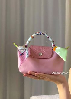 Pink Handbag Outfit, Pink Bag Aesthetic, Pink Bag Outfit, Mini Longchamp Bag, Longchamp Aesthetic, Longchamp Mini Bag, Long Champ, Longchamp Mini, Inside My Bag