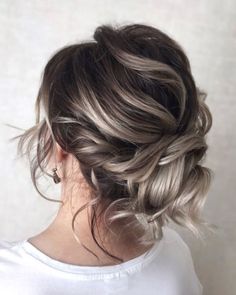 Mother Of The Bride (or Groom) Hairstyles ❤ mother of the bride hairstyles textured messy updo julia_alesionok #weddingforward #wedding #bride #motherofthebridehairstyles Blonde Chignon, Brides Hairstyles Medium Length, Mother Of The Bride Updos, Messy Bun Updo