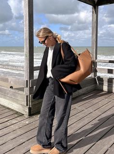 Pouring Rain Outfit, Beige Oversized Cardigan Outfit, Outfit With Ugg Tazz, Polene Cyme Outfit, Uggs Tazz Outfit, Polene Beri Outfits, Cold Summer Days Outfits